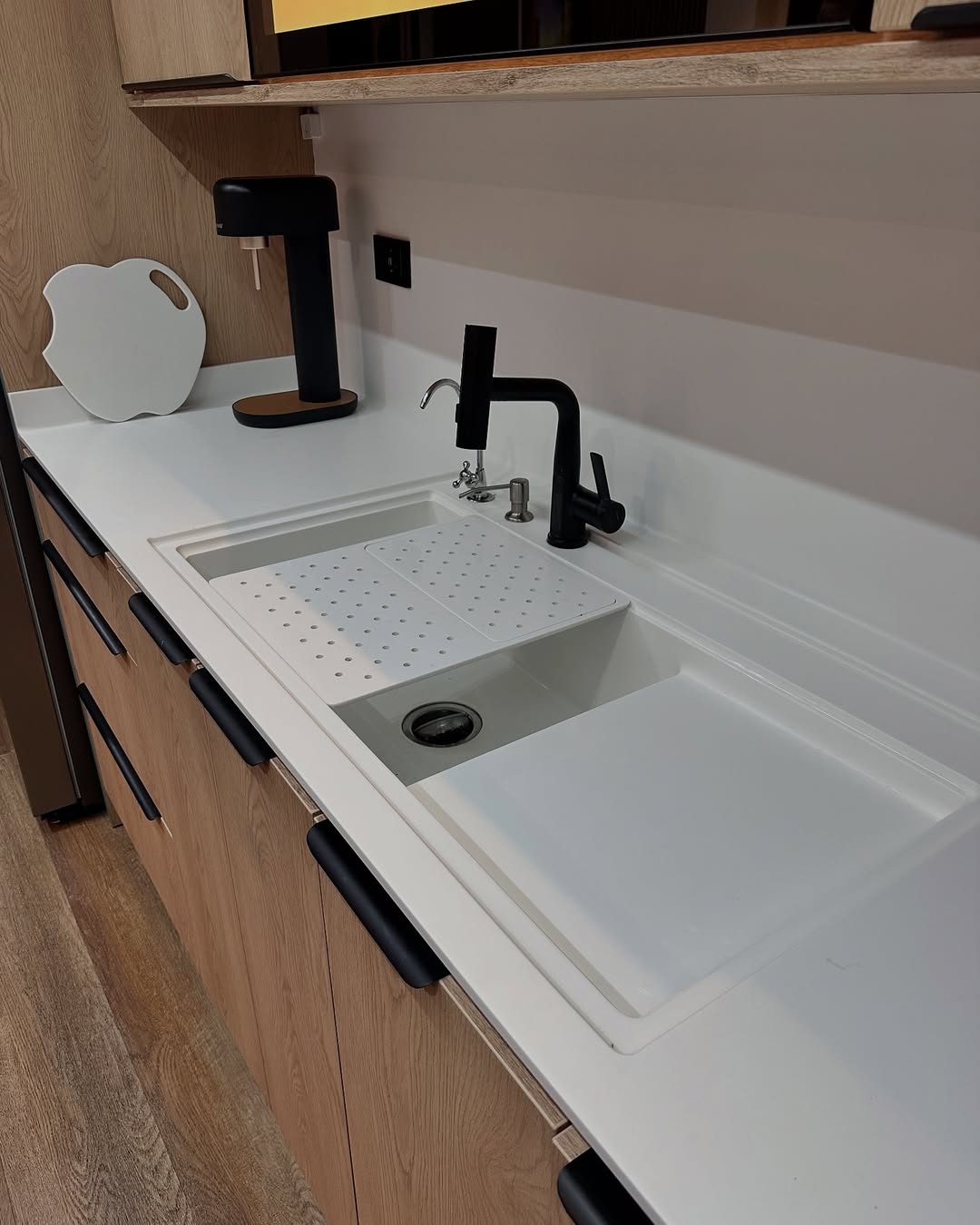Acrylic White Solid Surface Sheets: The Ultimate Seamless Solution